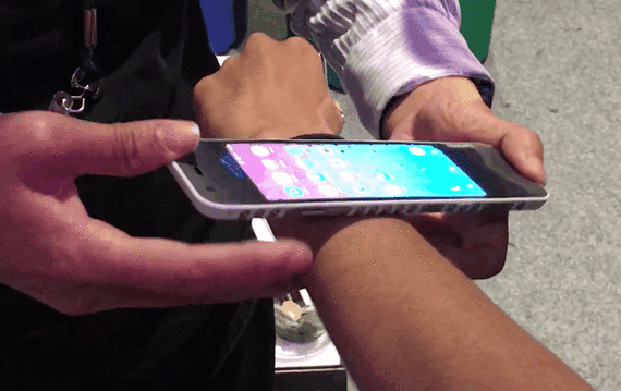 Chiếc smartphone có thể bẻ cong và đeo quanh cổ tay người dùng như smartwatch