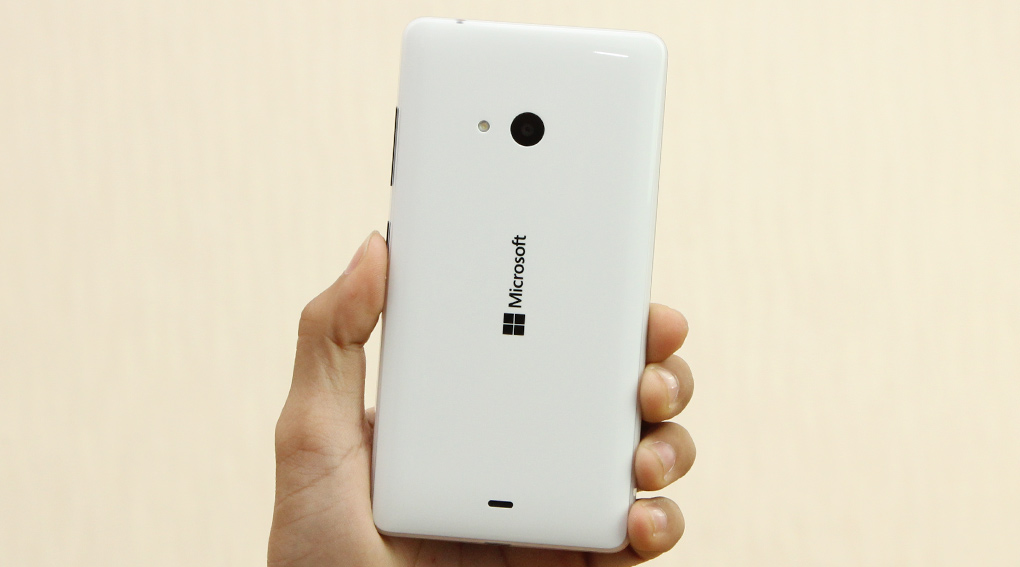 Microsoft Lumia 540 có camera trước 5MP, camera sau 8MP kèm đèn LED Flash