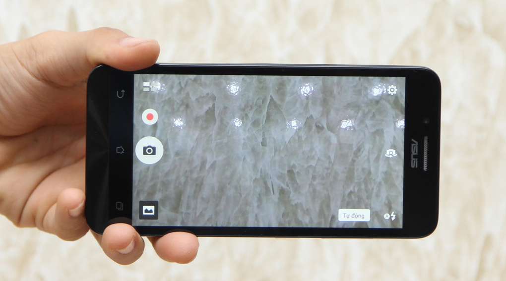 Asus ZenFone Go là smartphoen giá rẻ có camera trước 2MP, camera sau 8MP kèm đèn LED Flash