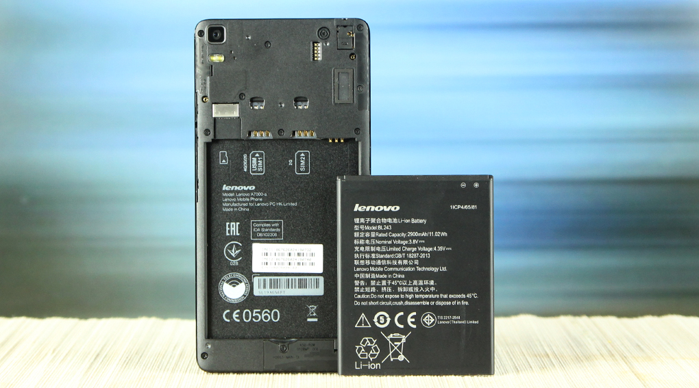 Lenovo A7000 dùng pin rời