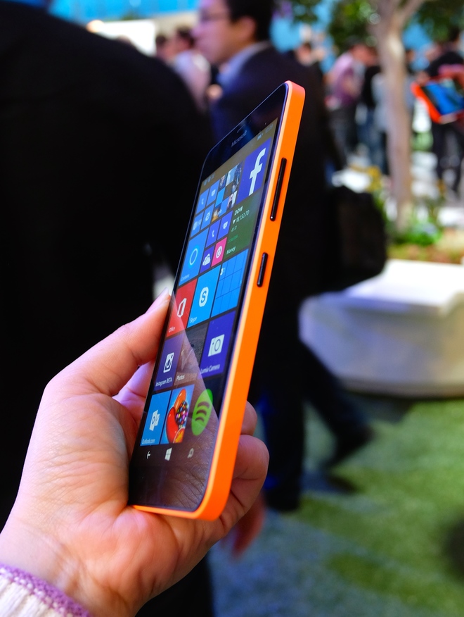 Smartphone giá rẻ Lumia 640 đa màu sắc nổi bật 