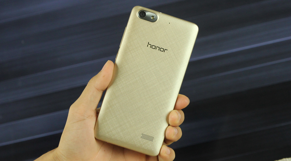 Nắp lưng của Honor 4C có họa tiết vân lụa đan chéo nhau rất đẹp