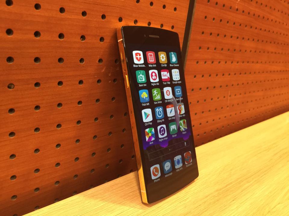 Smartphone hot nhất Bkav BPhone nổi bật với lớp mạ vàng bóng bẩy xung quanh viền