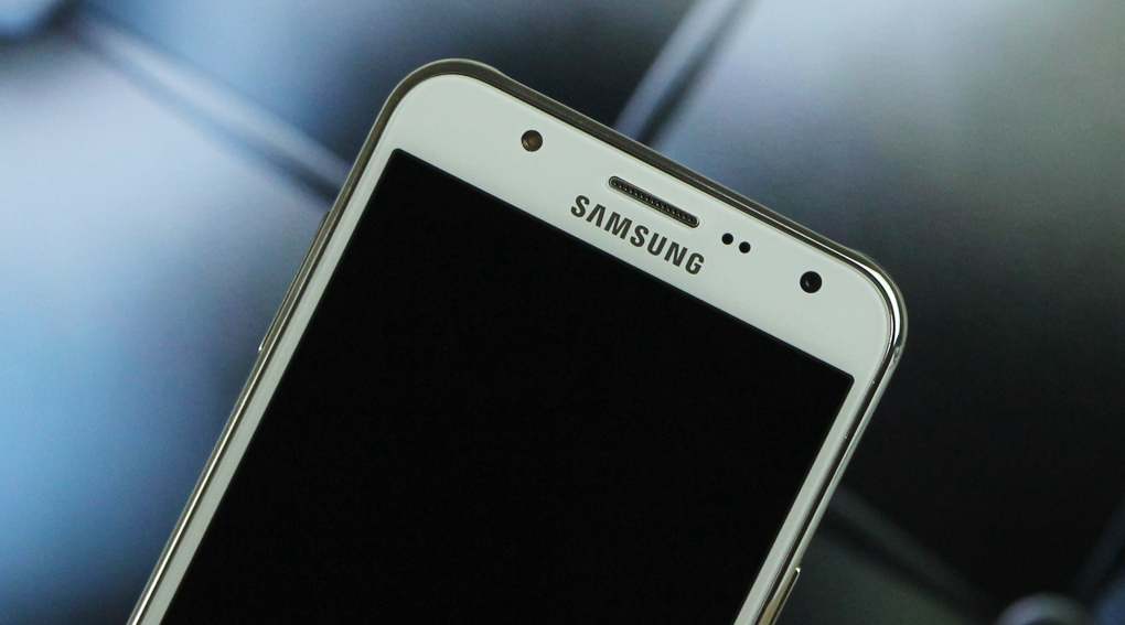 Samsung Galaxy J7 là smartphobe hot nhất trong phân khúc tầm trung, selfie hết sảy