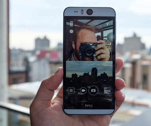 Smartphone hot nhất HTC Desire Eye sở hữu camera 'tự sướng' 13MP cực nét