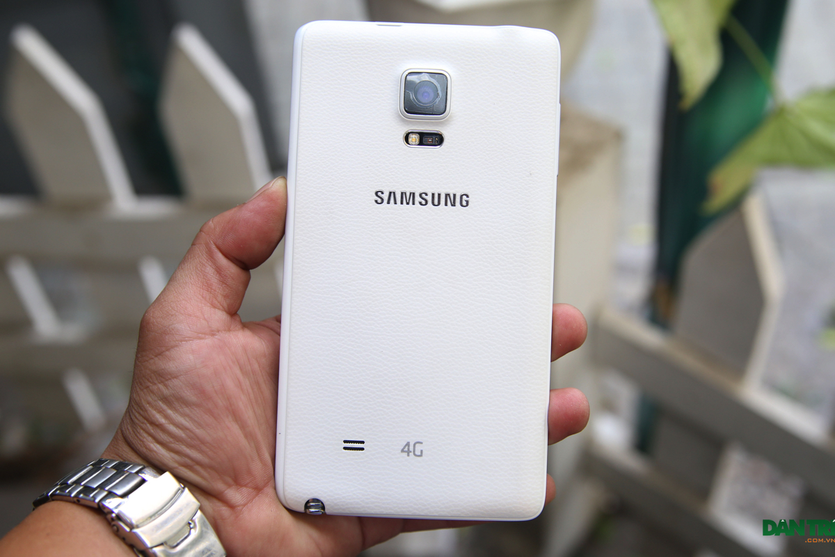 Mặt sau của chiếc smartphone hot nhất Samsung Galaxy Note Edge
