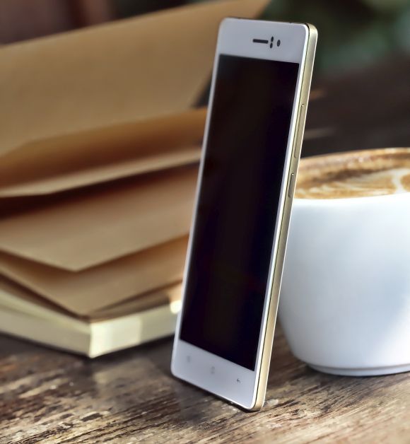 OPPO R5 Gilded có thiết kế nhôm nguyên khối mạ vàng xung quanh lọt top smartphone hot nhất hiện nay