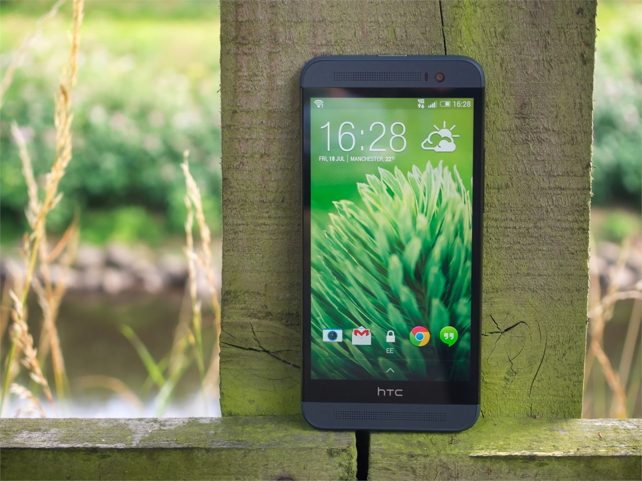 HTC One E8 Dual mang những trang bị của một sản phẩm đầu bảng
