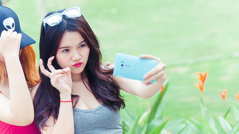 Asus Zenfone Selfie có bộ đôi camera đều có độ phân giải 13 MP 