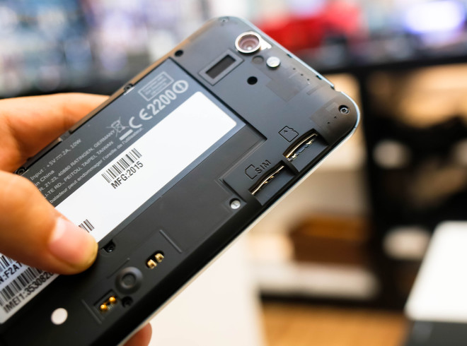 PadFone S tháo được nắp lưng để gắn sim và thẻ nhớ mở rộng