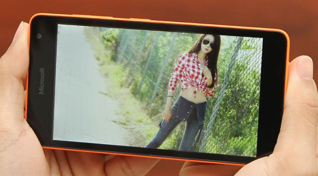 Lumia 535 là smartphone giá rẻ màn hình lớn thích hợp làm quà tặng cho các chị em yêu thích chụp hình