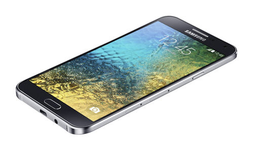 Galaxy E5 có độ phân giải 5 cao cho những bức ảnh selfie hoàn hảo, 2 sim 2 sóng dễ dàng và thuận tiện cho công việc