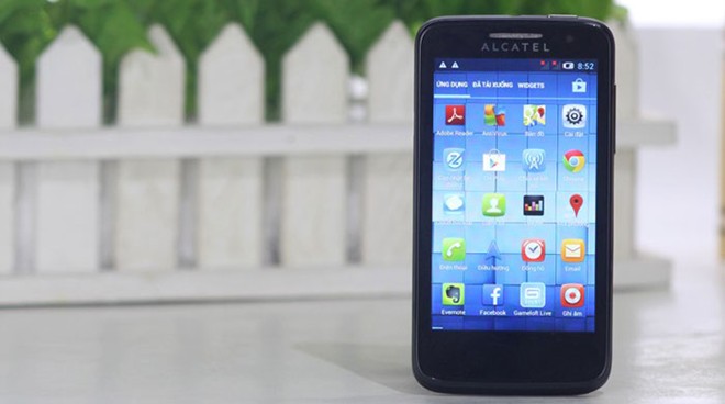 Chiếc smartphone giá rẻ này của Alcatel có thiết kế mềm mại và tương đối nhỏ gọn
