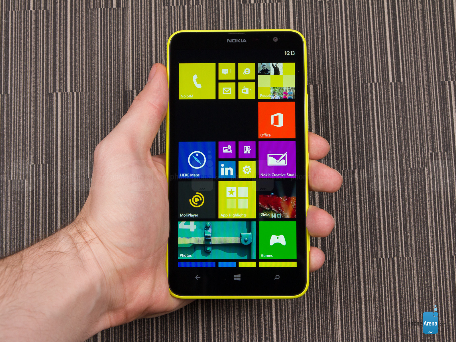 Lumia 1320 là chiếc smartphone giá rẻ gây ấn tượng bởi màn hình to đẹp và màu sắc nổi bật