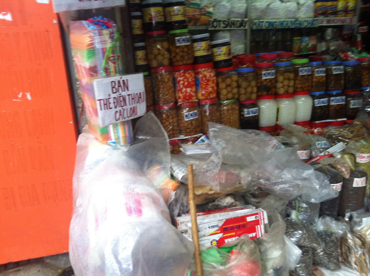 Các sản phẩm không nhãn mác được bày bán rất nhiều tại các khu chợ nhỏ