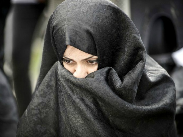 Nhiều cô gái bị khủng bố IS lột trần rồi giao bán tại khu chợ nô lệ