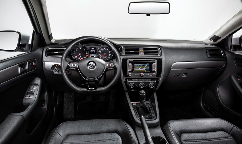 Nội thất mẫu sedan Volkswagen Jetta có nhiều cải tiến với một vô-lăng mới, hệ thống thông tin giải trí nâng cấp 