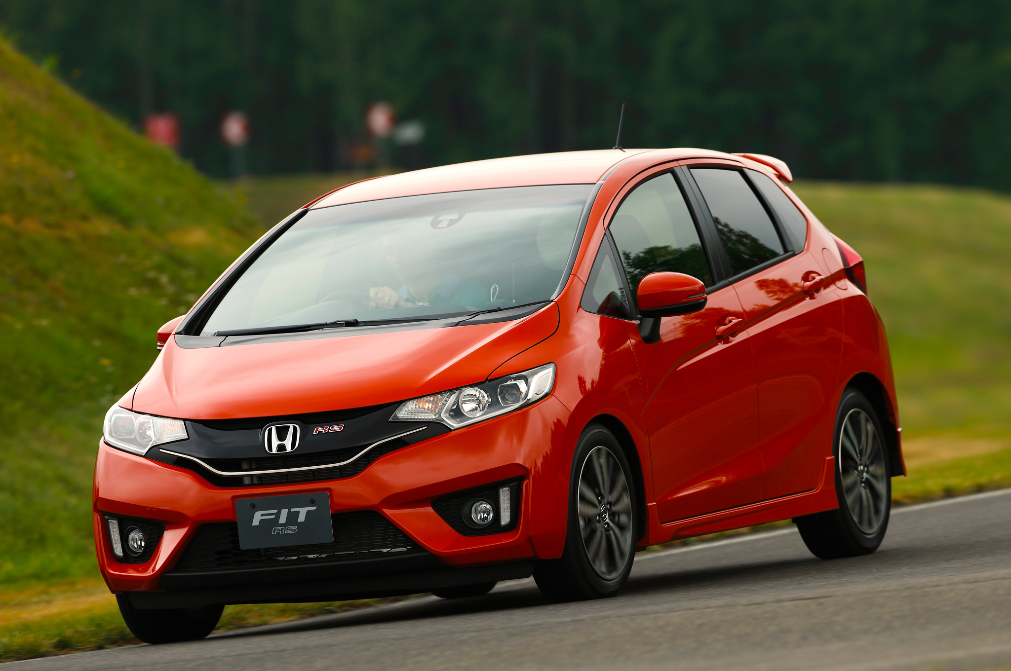 Honda Fit 2015 có kiểu dáng thiết kế năng động, trẻ trung hơn hẳn phiên bản cũ