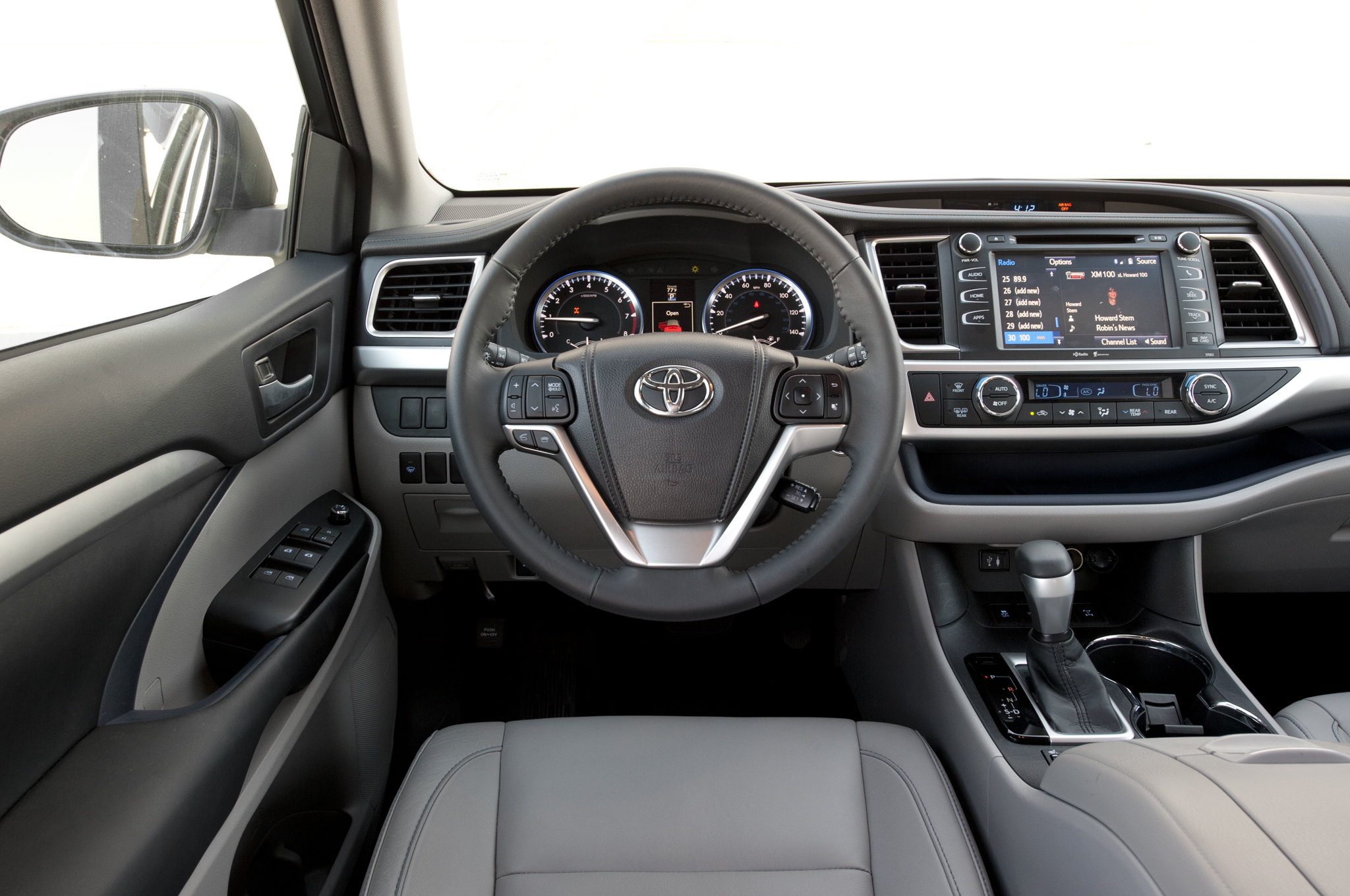 Không gian nội thất thoáng đãng và trang bị hiện đại của Toyota Highlander 2015 là điểm mạnh khi so sánh xe ô tô 