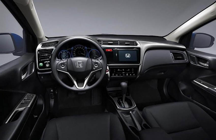 Honda City với cabin được bố trí thanh thoát cùng các nút điều khiển lớn là lợi thế khi so sánh xe ô tô