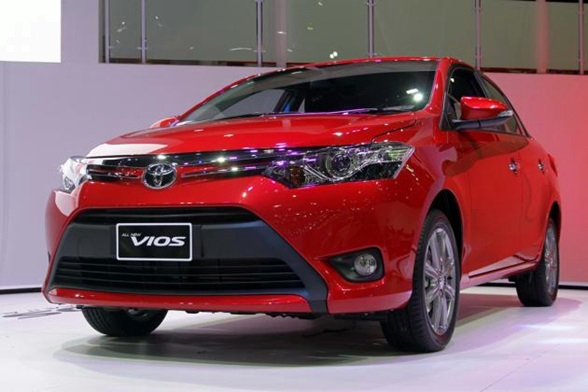 Toyota đã đem đến cho Vios 2015 một cuộc lột xác ngoạn mục về ngoại hình khi so sánh xe ô tô