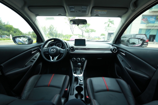 Sự thuận tiện trong thiết kế đã giúp Mazda2 mới ghi điểm khi so sánh xe ô tô