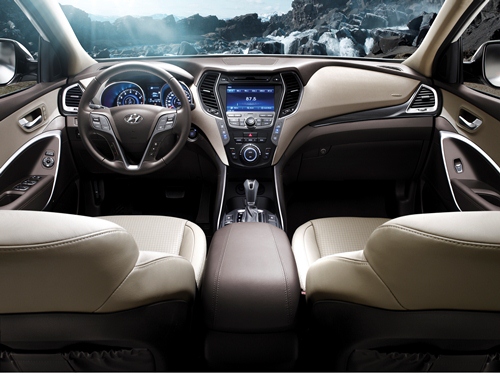 Hyundai SantaFe 2015 mang đến sự rộng rãi, thoải mái bên trong nội thất với bố cục thân thiện