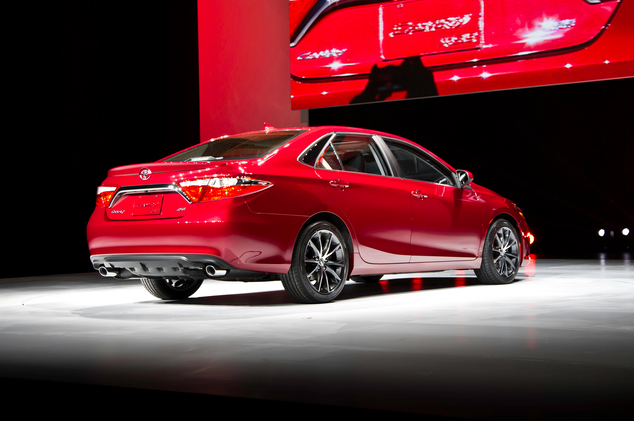 Toyota Camry ấn tượng với hàng loạt thay đổi mạnh mẽ ở cả thiết kế lẫn động cơ