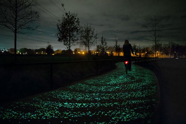 Loại sơn phản quang mới giúp người đi xe đạp an toàn hơn khi đi trong đêm tối