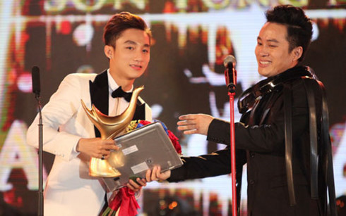 ‘Vượt mặt’ đàn anh Tùng Dương, Sơn Tùng giành giải Ca sĩ của năm