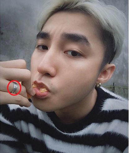 Hình ảnh chiếc nhẫn Sơn Tùng M-TP đang đeo trên Instagram....