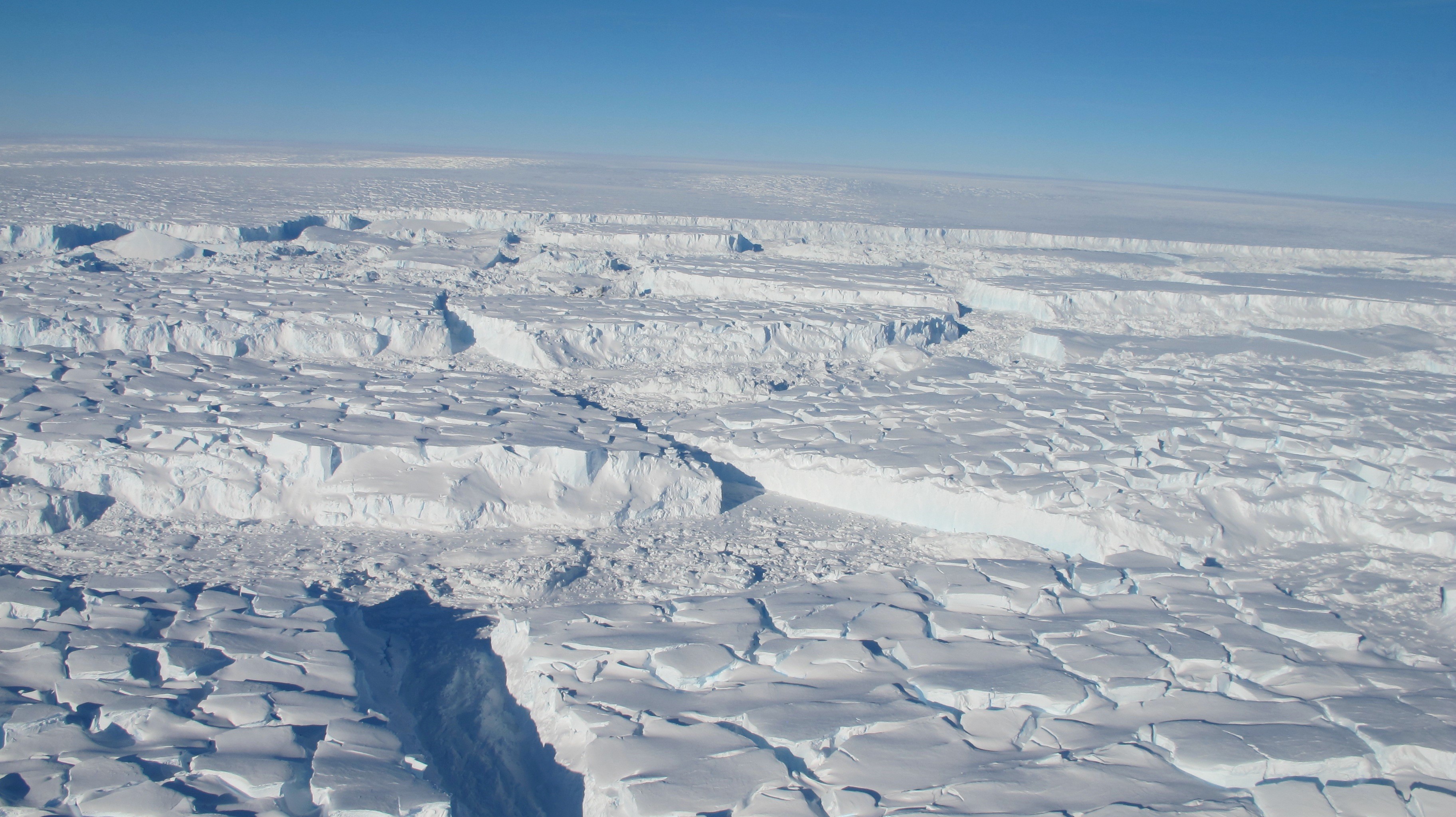 Sông băng Thwaites ở Nam Cực đang tan chảy rất nhanh