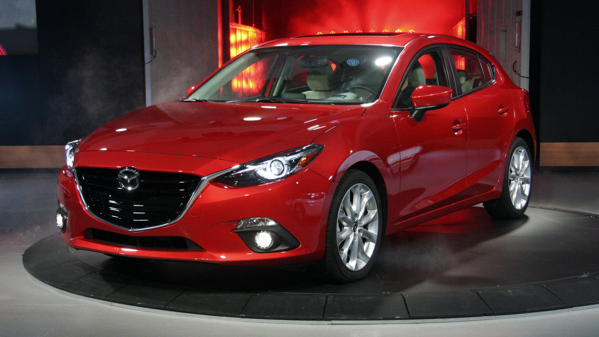 Bản sedan với tuỳ chọn động cơ SkyActiv 1,5 lít và 2 lít là điểm mạnh của Mazda 3 khi so sánh xe ô tô