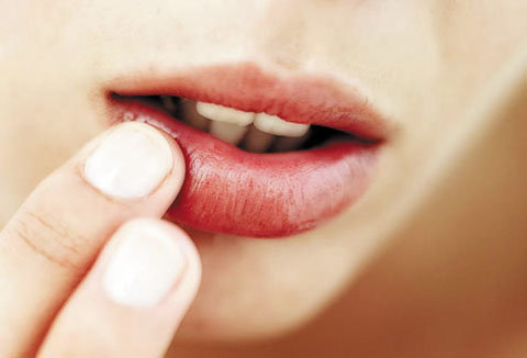 Lở, nứt môi là một trong những dấu hiệu cảnh báo cơ thể bị stress