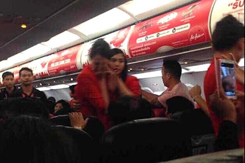 Trước vụ 25 hành khách bắt giữ vì gây rối, hành khách Trung Quốc từng gây ra nhiều sự cố máy bay xấu xí khác
