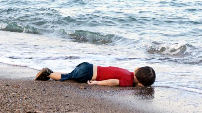 Hình ảnh cậu bé tị nạn chết đuối bên bờ biển đã trở thành biểu tượng cho một trong những sự kiện nổi bật nhất năm 2015