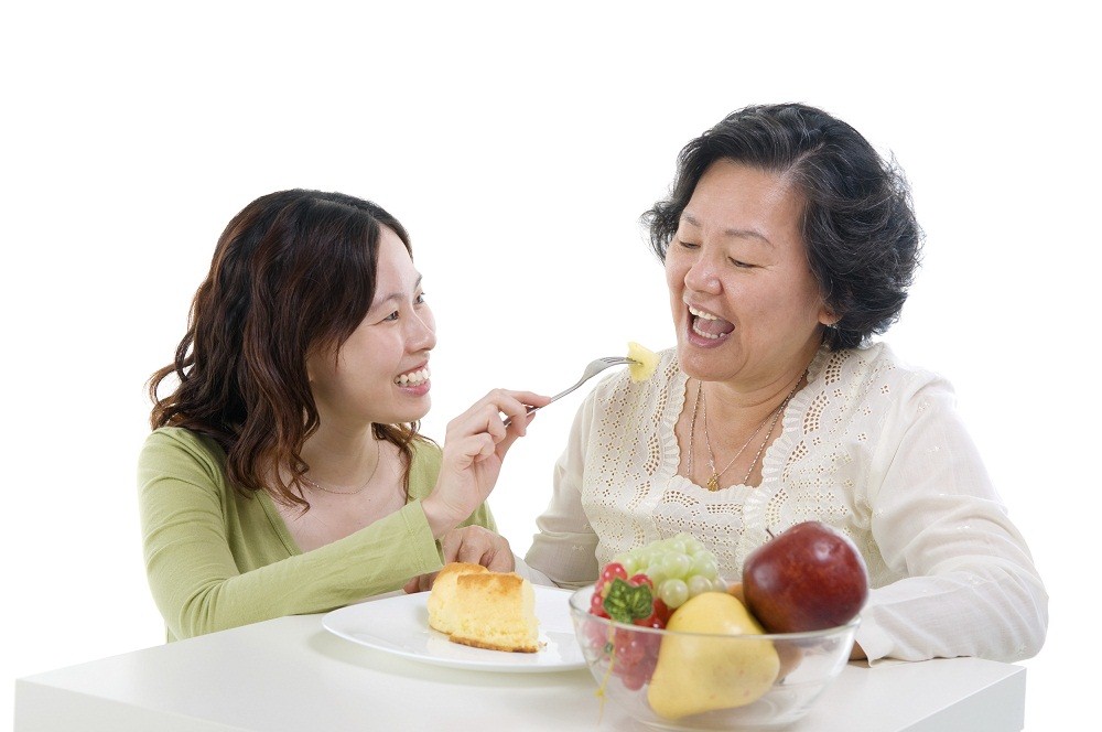 Chế độ dinh dưỡng hợp lý sẽ góp phần giúp khắc phục những trở ngại sức khỏe  thường gặp ở người lớn tuổi