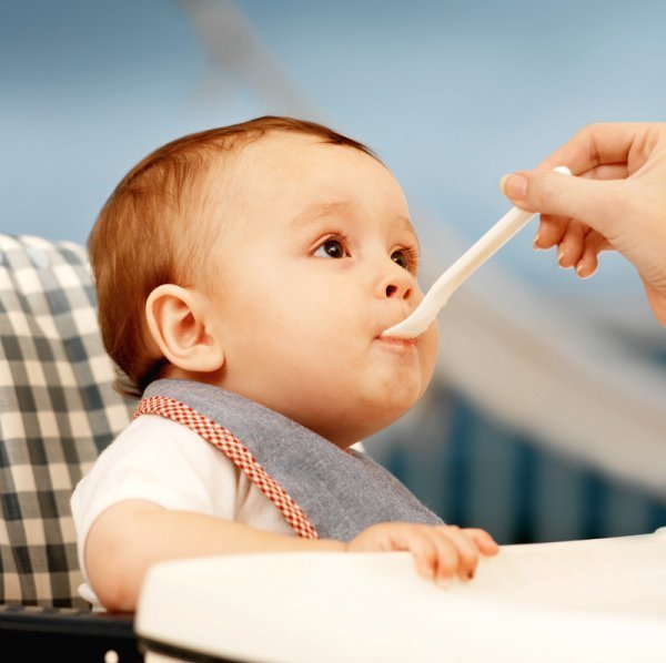 Sai lầm trong ăn uống khi cho trẻ ăn sữa chua là không cho trẻ súc miệng sau khi ăn