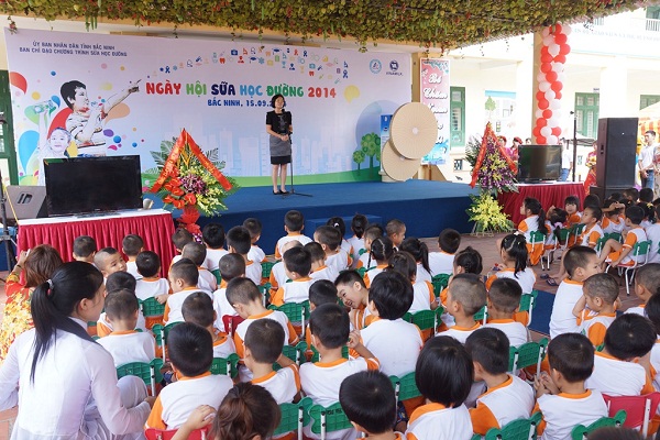 Bà Bùi Thị Hương – Giám đốc Điều hành Vinamilk – chia sẽ kinh nghiệm triển khai chương trình Sữa học đường ở các Tỉnh.