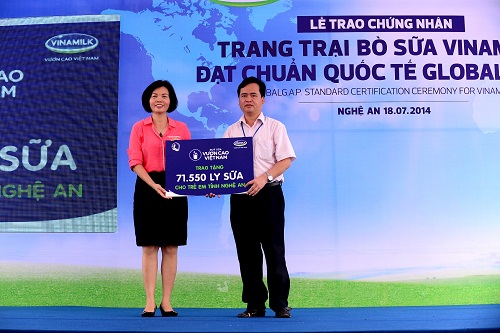  Bà Bùi Thị Hương – Giám Đốc Đối Ngoại Vinamilk cũng trao tặng 71.550 ly sữa của chương trình Quỹ Sữa Vươn Cao Việt Nam năm 2014 cho nghèo trẻ em tỉnh Nghệ An.