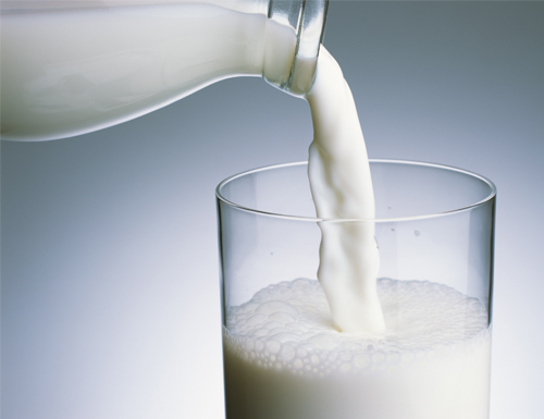 Vệ sinh an toàn thực phẩm ở Trung Quốc không đảm bảo khi phát hiện sữa có những hạt lạ trắng đục bên trong 
