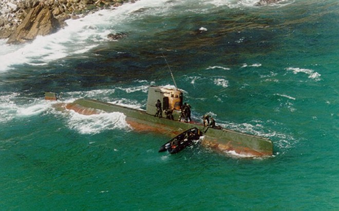 Tàu ngầm mini lớp Sang-O của Triều Tiên mắc cạn ở bờ biển Hàn Quốc năm 1996