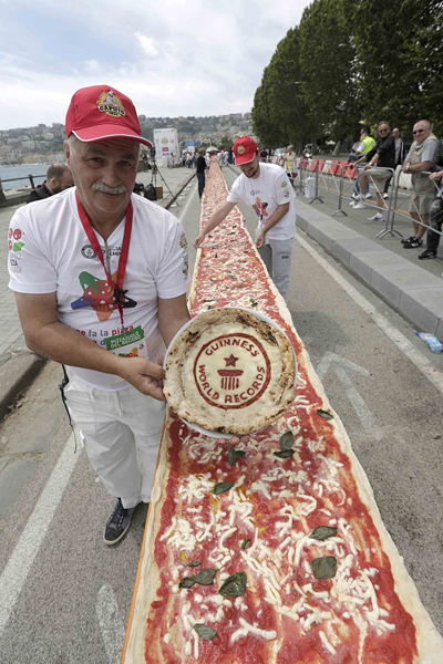 Ông Marinacci, người tổ chức sự kiện, khoe thành tích kỷ lục thế giới của chiếc bánh dài gần 2km. Ảnh: Splash News