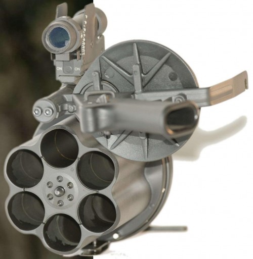 quân đội Việt Nam đang sử dụng phiên bản Mk 1S sử dụng loại đạn nổ áp lực cao khá hiện đại sử dụng song song cùng với súng phóng lựu chống bộ binh tự động