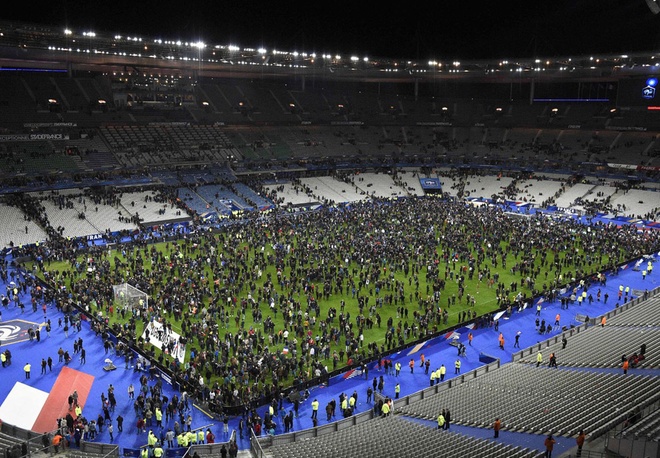 Quang cảnh Stade de France cuối trận. CĐV được yêu cầu tập trung xuống mặt sân để tránh các nguy cơ về an ninh.