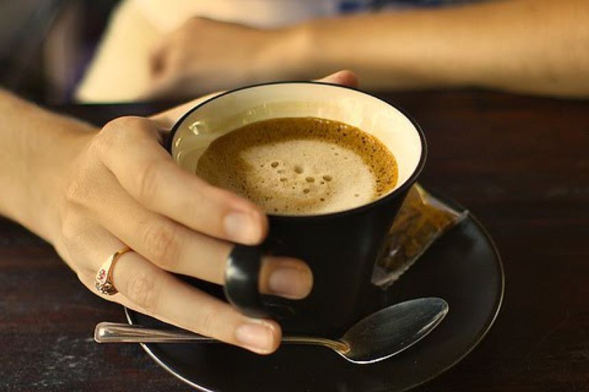 Thói  quen uống cà phê quá nhiều mỗi ngày để lại những tác hại đáng sợ đến sức khỏe của nữ giới