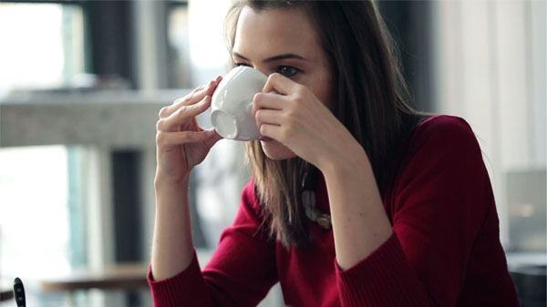 Mật độ loãng xương giảm liên quan đến số lượng cà phê uống mỗi ngày