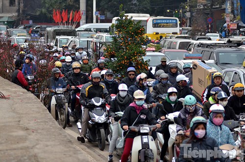 Ùn tắc hàng km trên đường vào chợ hoa Quảng An