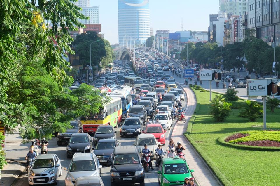 Hình ảnh giao thông tắc nghẽn tại khu vực cầu vượt ngã tư Láng - Nguyễn Chí Thanh vào sáng 17/11