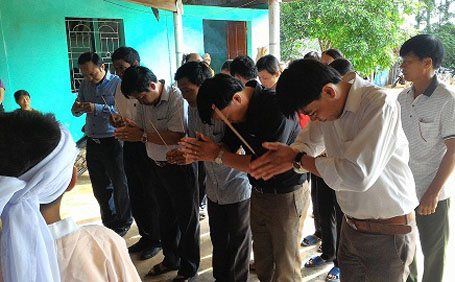 Đại diện chính quyền huyện Hương Khê đến thắp hương chia buồn cùng gia đình 2 nạn nhân gặp tai nạn chết đuối